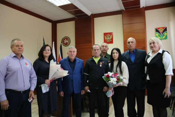 В Лениногорске участникам СВО были вручены медали Суворова и удостоверения ветерана боевых действий