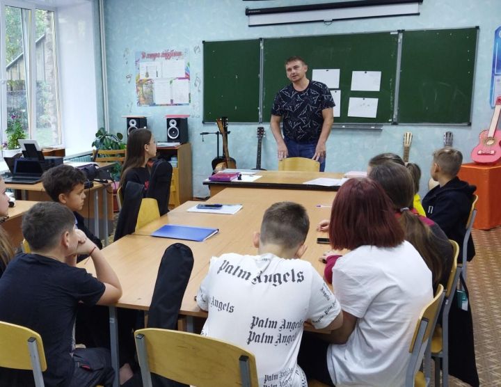 В Лениногорске провели мастер-класс «Приемы игры на электрогитаре»