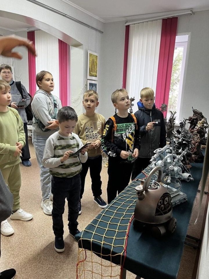 Юные инженеры Лениногорска посетили выставку художника Евгения Завитневича