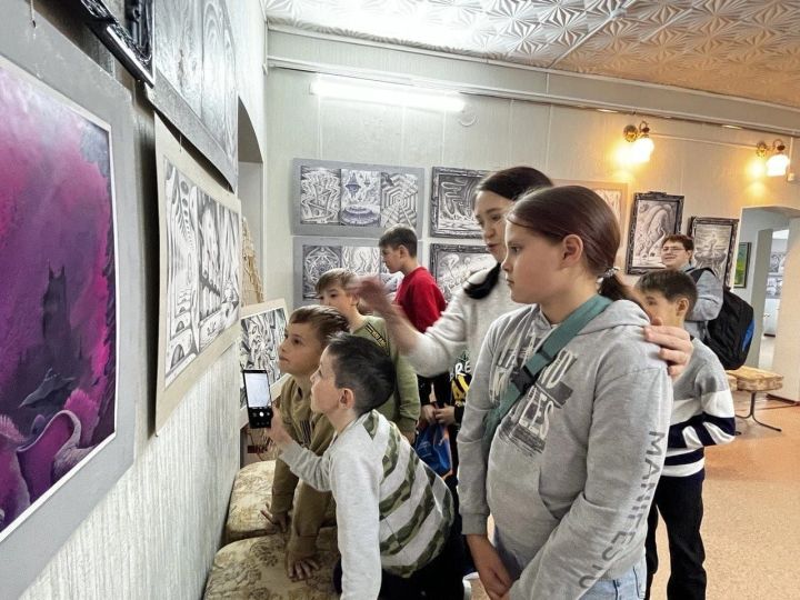 Юные инженеры Лениногорска посетили выставку художника Евгения Завитневича