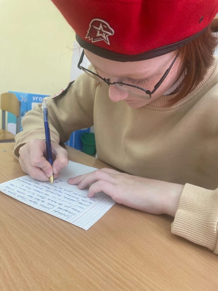 Школьники Лениногорска снова отправили письма военнослужащим СВО