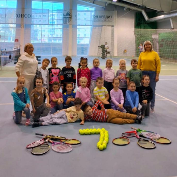 Лениногорские дошколята знакомятся с большим теннисом