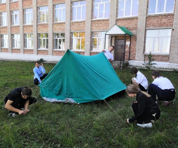 В Лениногорске школьники учились ставить туристическую палатку прямо во дворе школы