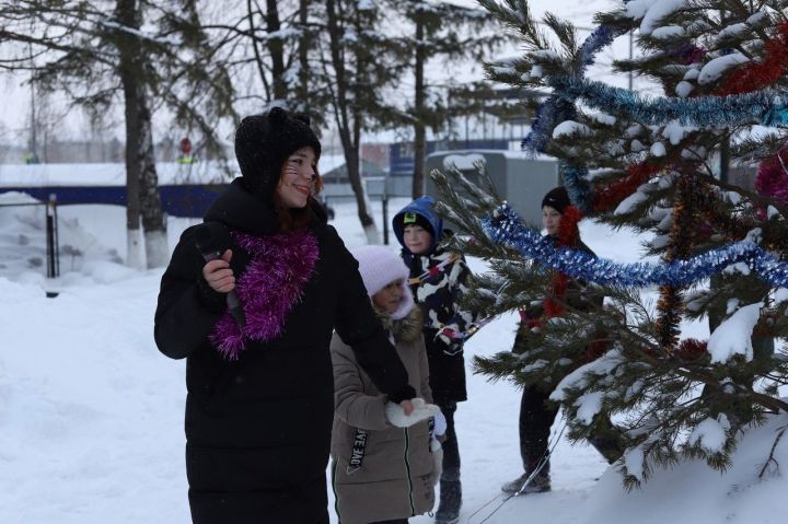 Молодежный центр Лениногорска посетили Дед Мороз и Снегурочка