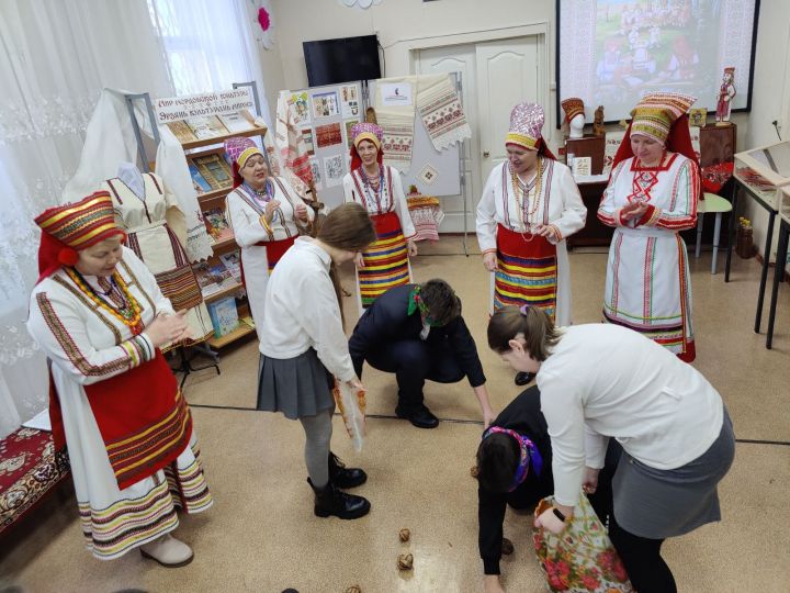 В Лениногорске дети познакомились с мордовскими костюмами и играми