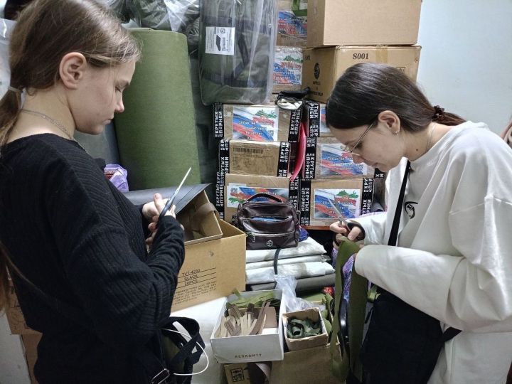 Студенты Лениногорска плетут маскировочные сети для бойцов СВО