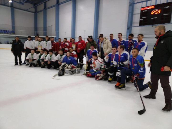 В Ледовом дворце «Нефтяник» прошел новогодний турнир по хоккею с шайбой