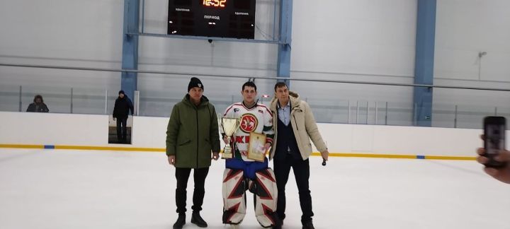 В Ледовом дворце «Нефтяник» прошел новогодний турнир по хоккею с шайбой