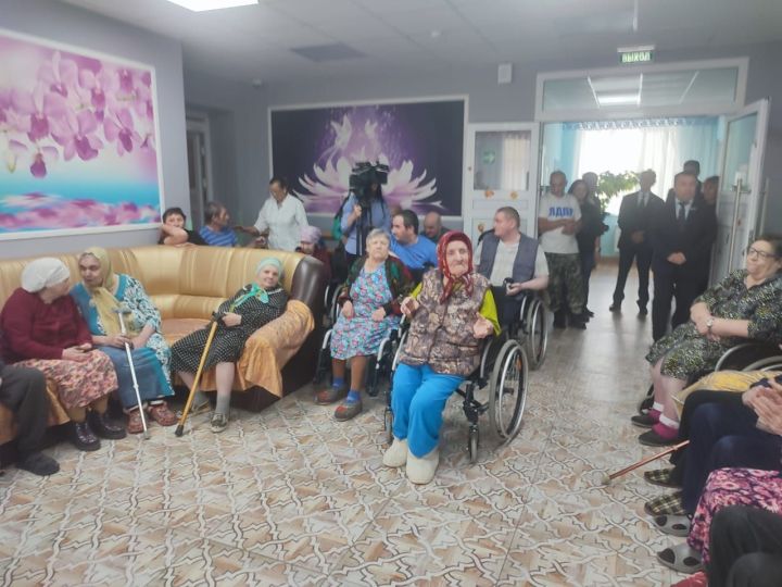 Татарстанские ветераны привезли в подарок Лениногорскому Дому-интернату для престарелых и инвалидов одежду, обувь и лекарства