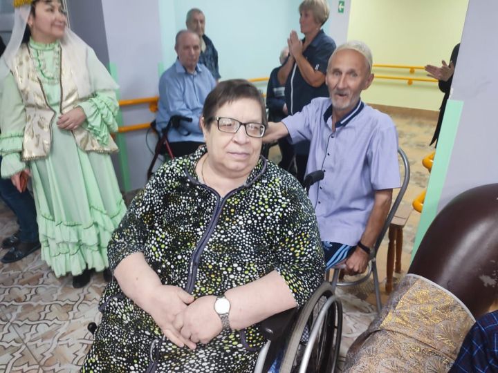 Татарстанские ветераны привезли в подарок Лениногорскому Дому-интернату для престарелых и инвалидов одежду, обувь и лекарства