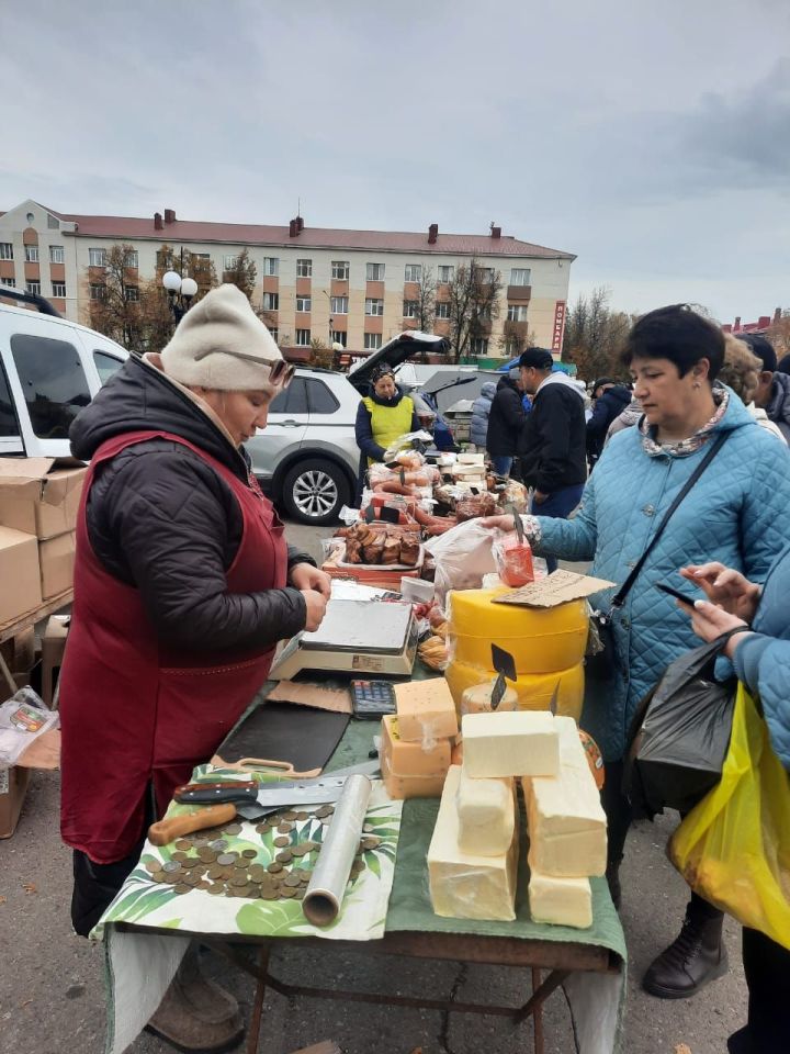 В Лениногорске на первой осенней ярмарке помощь пожилым людям оказывали волонтеры