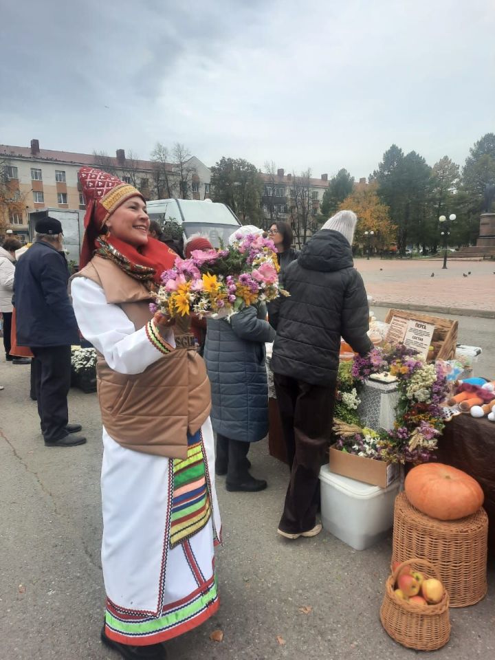 В Лениногорске на первой осенней ярмарке помощь пожилым людям оказывали волонтеры