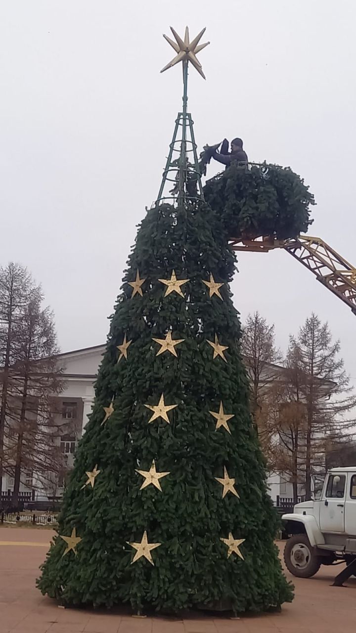 В Лениногорске украшают площадки и улицы к Новому году