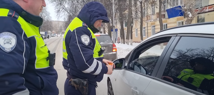 В Лениногорске водитель проехал на красный, спровоцировал ДТП и пытался свалить вину на другого водителя