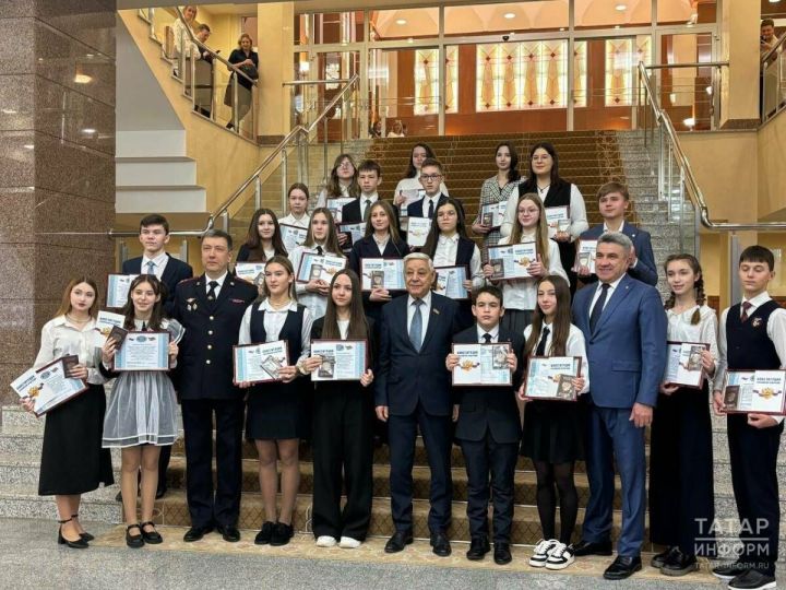 В день Конституции РФ Мухаметшин вручил паспорта 22 юным татарстанцам