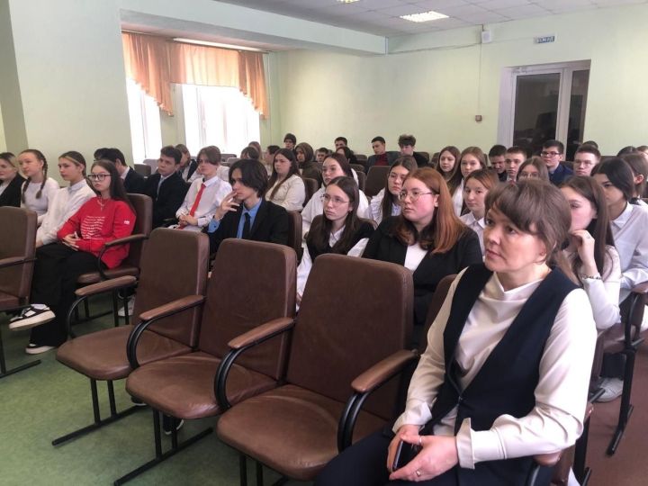 Глава Лениногорского района провел для школьников Парламентский урок