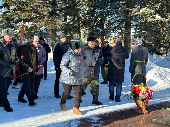 В Лениногорске состоялось торжественное возложение цветов к мемориалу «Вечный огонь»