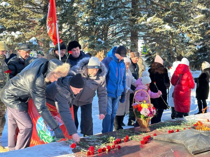 В Лениногорске состоялось торжественное возложение цветов к мемориалу «Вечный огонь»