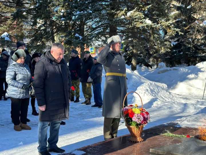 В Лениногорске состоялось торжественное возложение цветов к мемориалу «Вечный огонь»