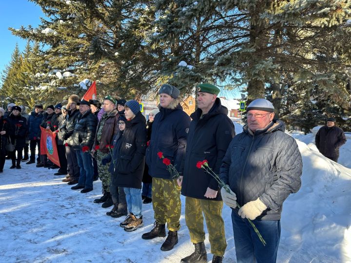 В Лениногорске состоялось торжественное возложение цветов к мемориалу «Вечный огонь»