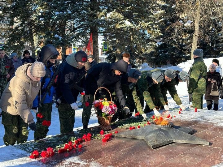 В Лениногорске состоялось торжественное возложение цветов к мемориалу «Вечный огонь»