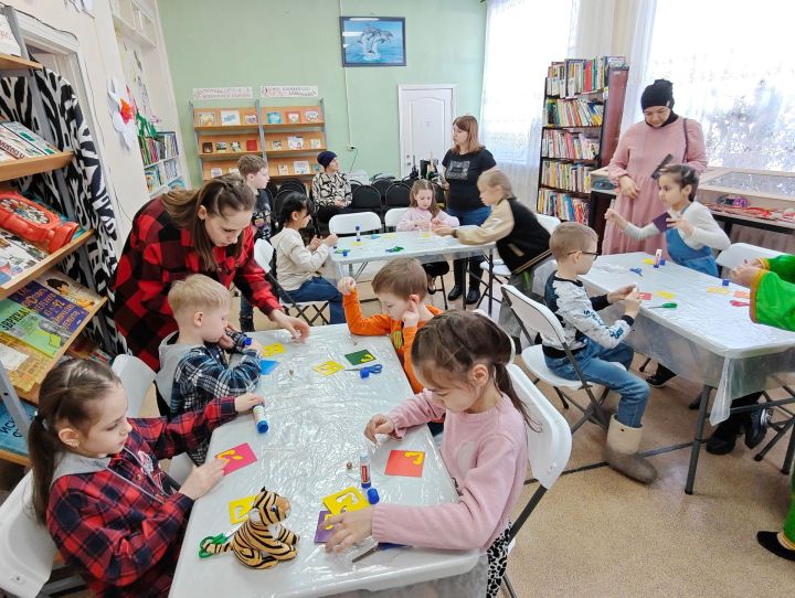 В Центральной городской библиотеке Лениногорска провели мастер-класс под названием «Узбекская тюбетейка»