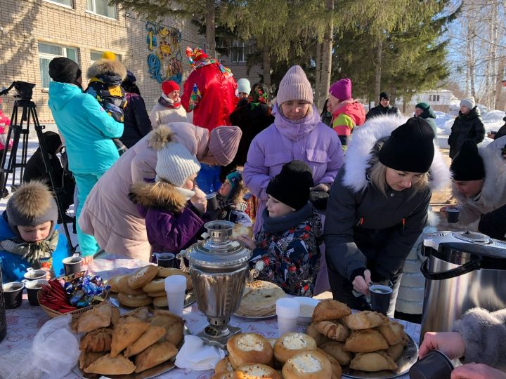 Воспитанники детского сада № 9 и жители микрорайонов ТОС № 1 и 3   первыми в Лениногорске открыли Масленичные гуляния в 2024 году