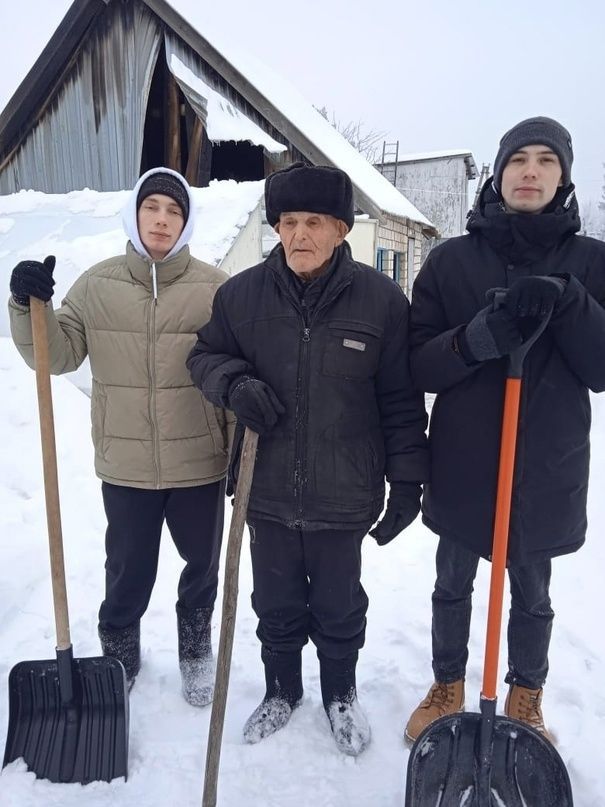 В Лениногорске волонтеры центра «Логос» помогли ветерану труда