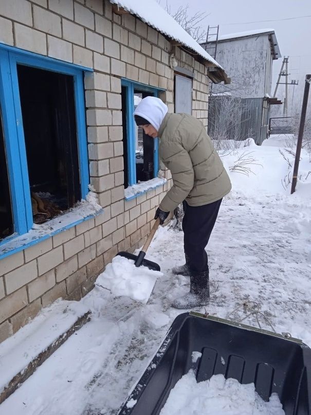 В Лениногорске волонтеры центра «Логос» помогли ветерану труда