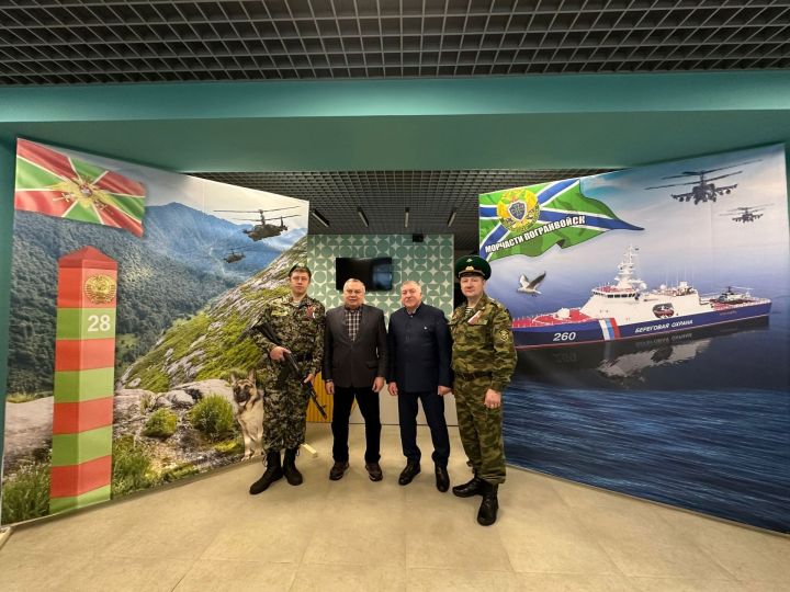 Глава Лениногорского района Рягат Хусаинов посетил мобильную выставку «На защите границ»