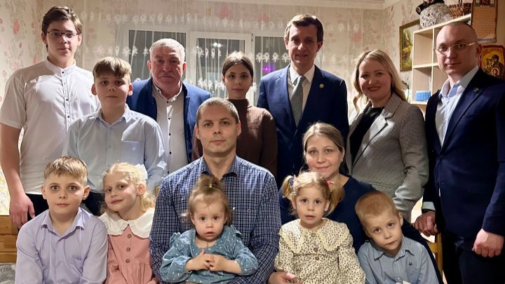 Многодетную семью Анны и Александра Борзовых навестили министр цифрового развития Айрат Хайруллин и глава Лениногорского района Рягат Хусаинов