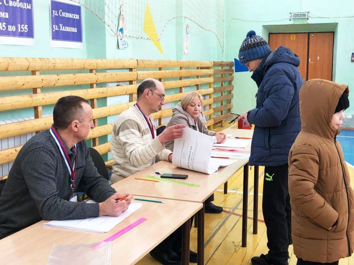 В Лениногорске заместитель председателя одной из городских участковых комиссий Владимир Укскин встречает свой день рождения на избирательном участке