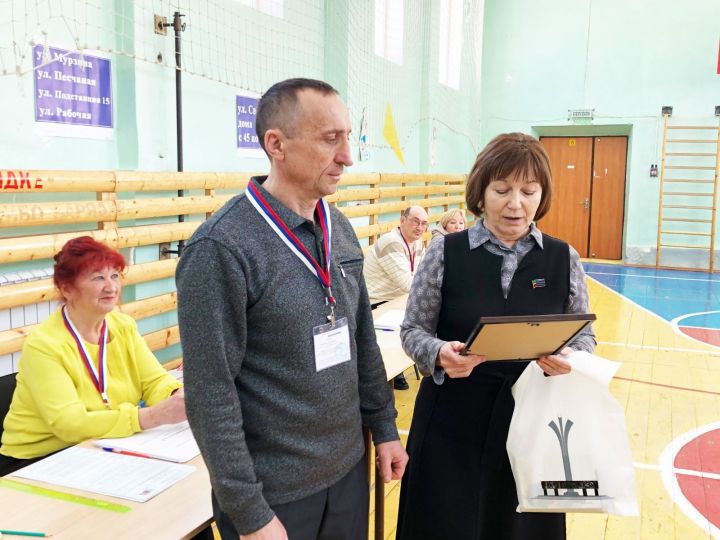 В Лениногорске заместитель председателя одной из городских участковых комиссий Владимир Укскин встречает свой день рождения на избирательном участке