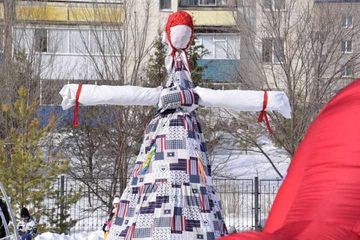 В Лениногорске в парке «Юбилейный» прошло празднование Масленицы