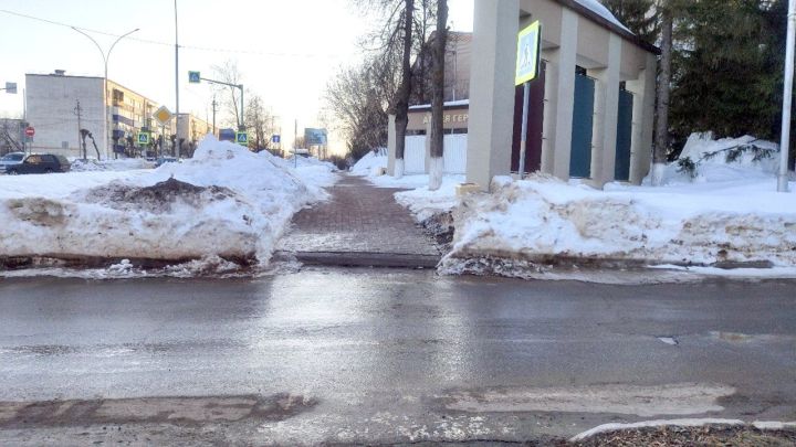 Жители Лениногорска жалуются на скользкий тротуар у Аллеи Героев