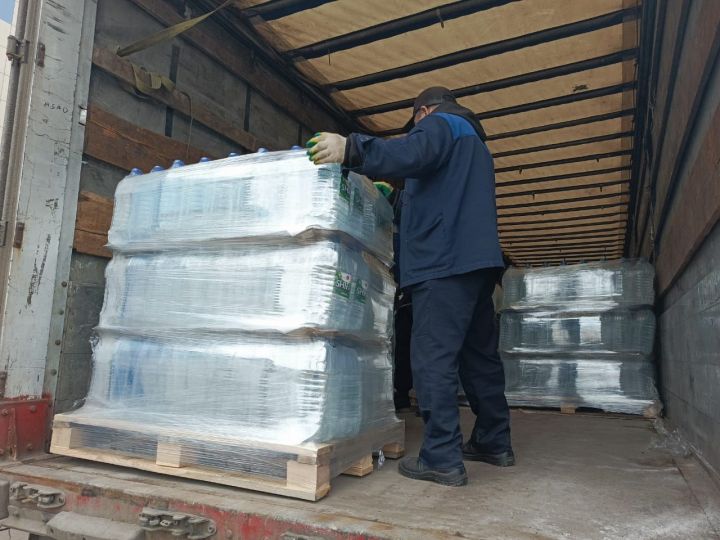 Из Лениногорска отправилась 20-тонная фура с чистой питьевой водой для жителей Оренбурга