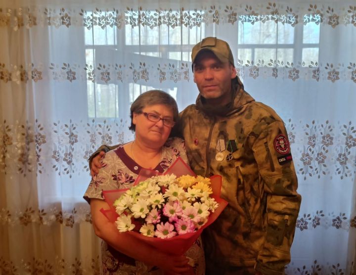 Воевавшему контрактнику из Лениногорск вручили удостоверение ветерана боевых действий