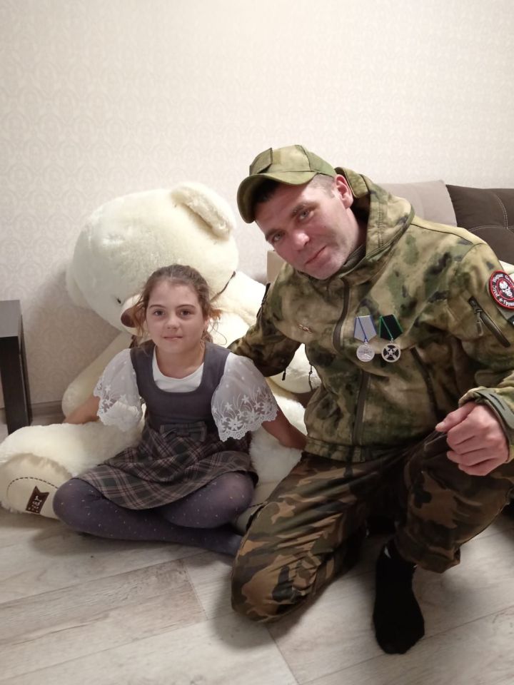 Воевавшему контрактнику из Лениногорск вручили удостоверение ветерана боевых действий