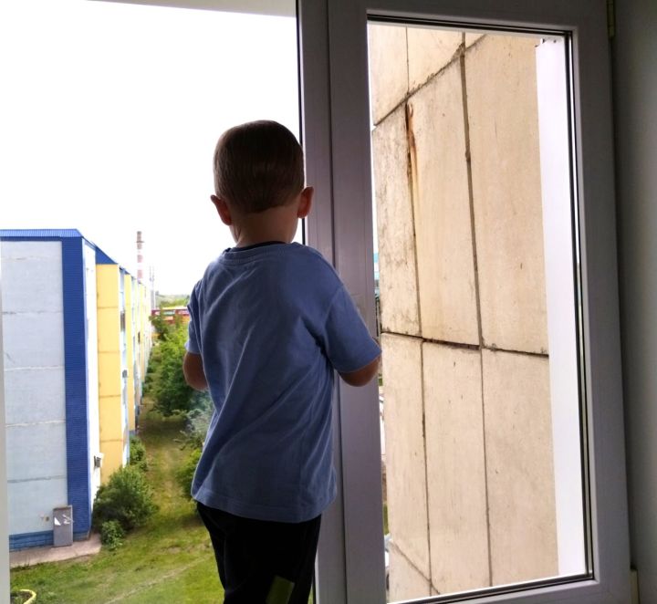 Лениногорцев предупреждают: из открытого окна могут выпасть маленькие дети