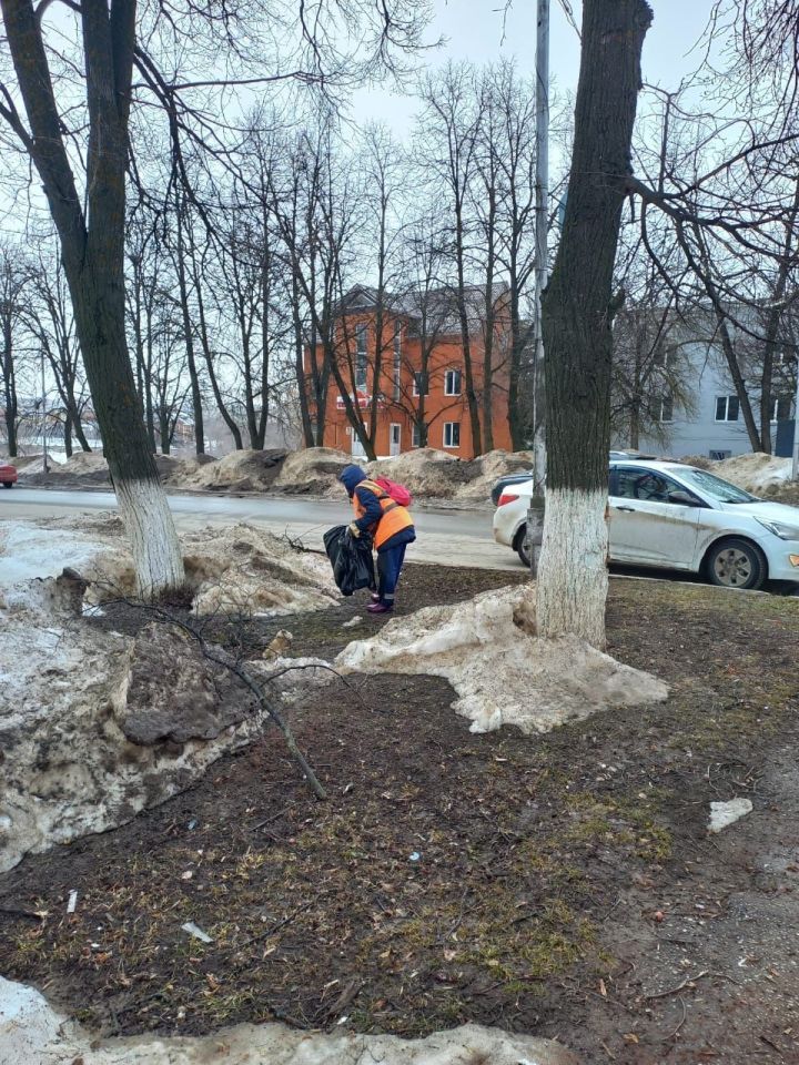В Лениногорском районе продолжается уборка снега и наледи