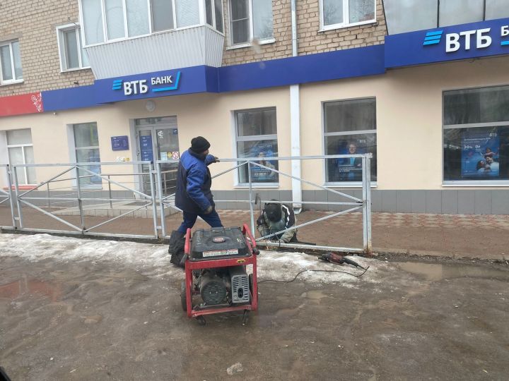 В Лениногорском районе продолжается уборка снега и наледи