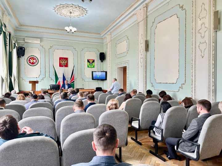 Глава Лениногорского района Рягат Хусаинов провел совещание «деловой понедельник»