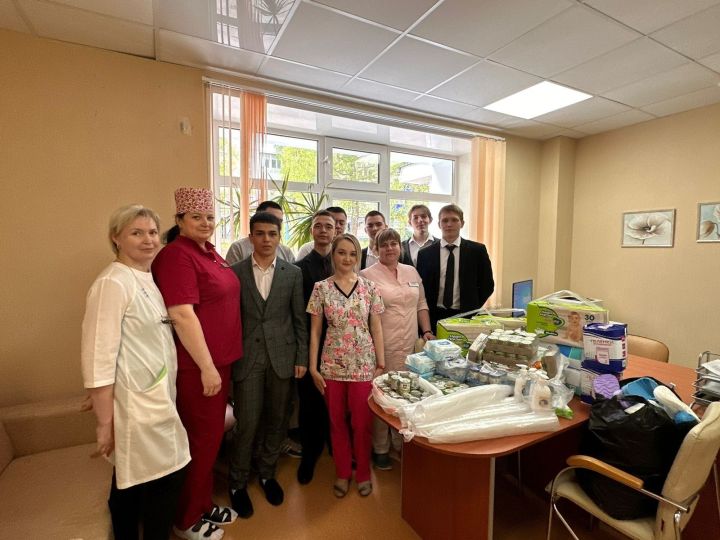 Маленьким пациентам больницы Лениногорска помогают студенты