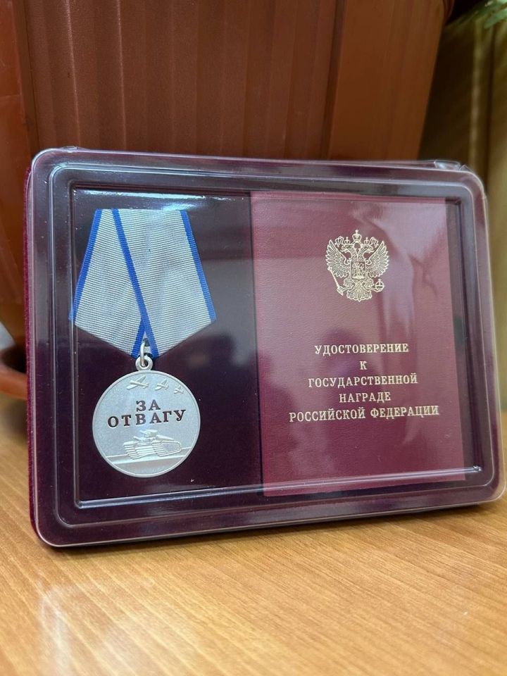 Глава Лениногорского района Рягат Хусаинов вручил медаль «За отвагу»