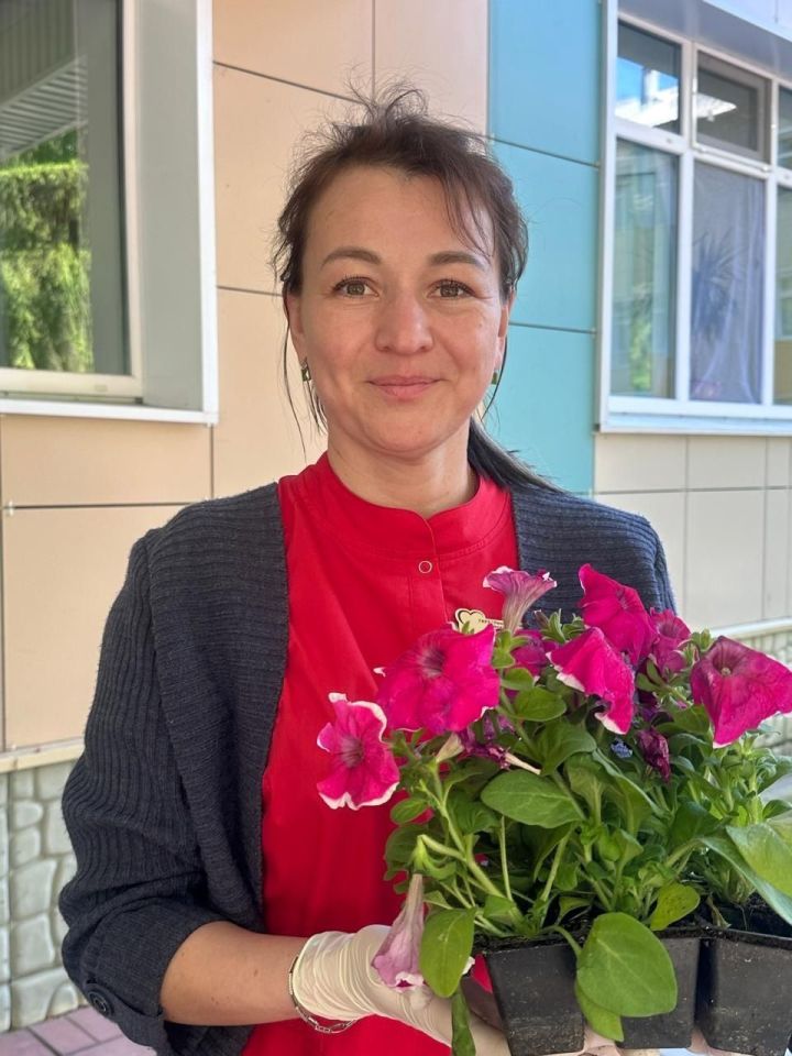 В Лениногорске для пациентов детской больницы врачи высадили на клумбах цветы