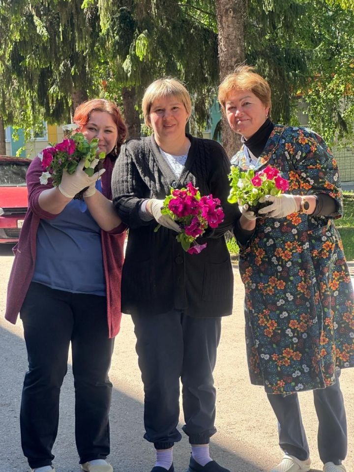 В Лениногорске для пациентов детской больницы врачи высадили на клумбах цветы
