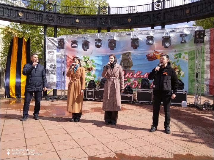 Лениногорцев с 9 мая поздравил певец Вил Усманов