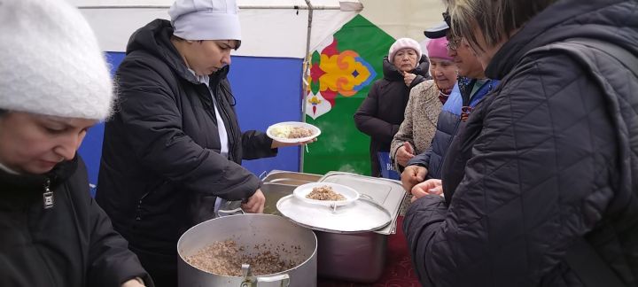 В Лениногорске ветеранов угощали настоящей солдатской кашей у полевой кухни