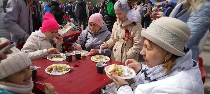 В Лениногорске ветеранов угощали настоящей солдатской кашей у полевой кухни