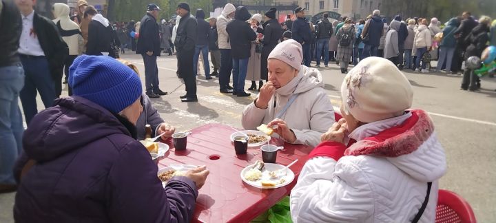 В Лениногорске ветеранов угощали настоящей солдатской кашей у полевой кухни